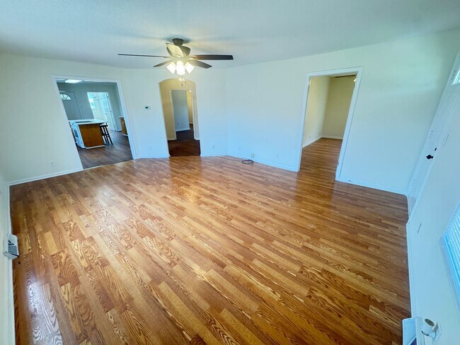 Building Photo - Very Nice Brick Home! Beautiful Country Se...
