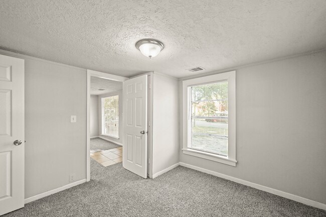 Building Photo - 203 W Hart Ave