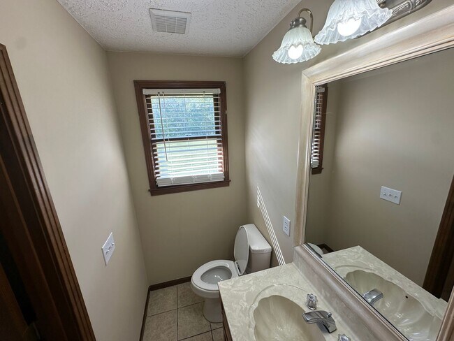 Building Photo - Single Family home in Greenhill Area!
