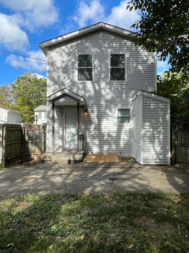 Building Photo - Newly Renovated 2 story 3 Bedroom and 1 ba...