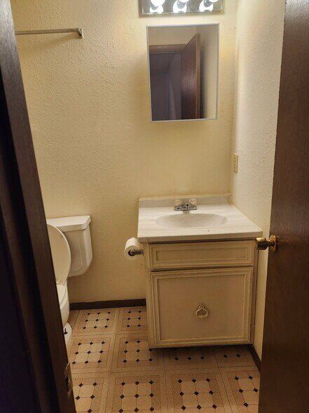 Half bath - 3030 Congress Blvd