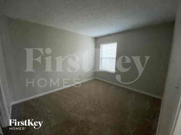 Building Photo - 430 E Pine Ridge Dr