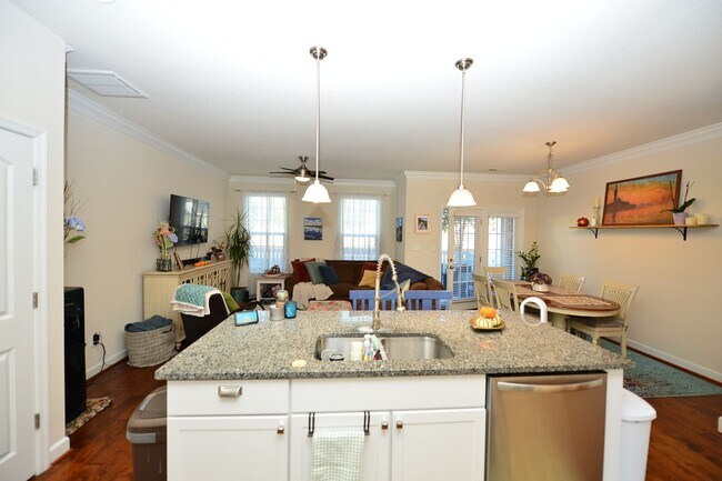 Building Photo - Clubhouse and pool community in the heart of Greenbrier!