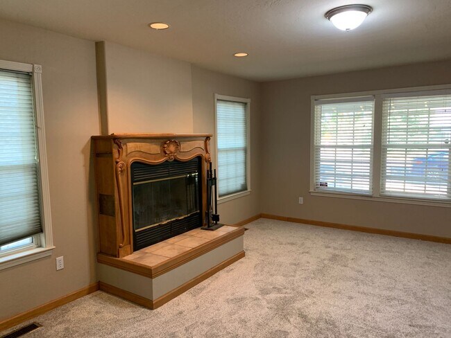 Building Photo - 4 Bedroom House with Great Floor Plan Clos...