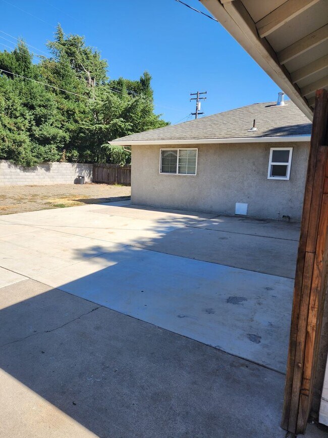 Building Photo - 3 bedroom 1 bath with Garage converted to ...