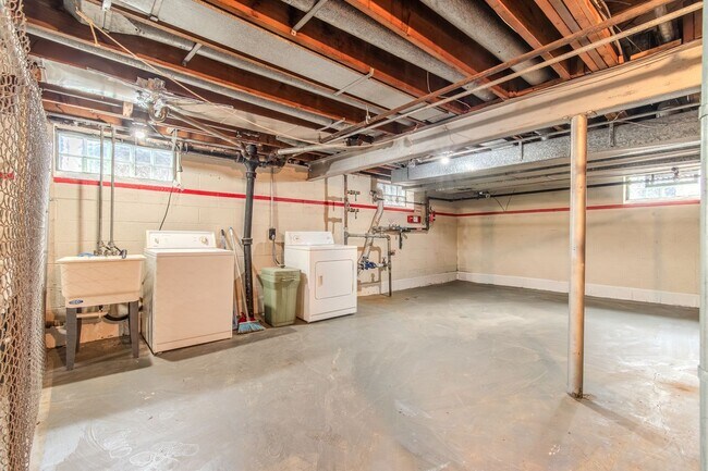 Building Photo - 487 N Eton St
