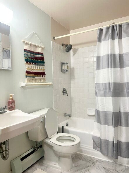 Building Photo - 305 17th St NE