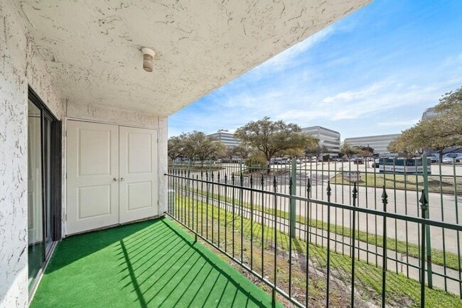 Building Photo - 2818 S Bartell Dr