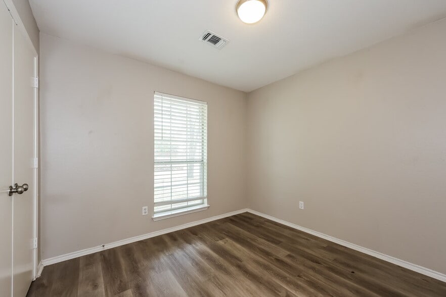 Building Photo - 2628 Hidden Springs Dr