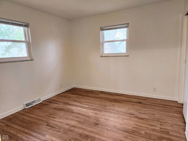 Building Photo - 9502 E 600 S