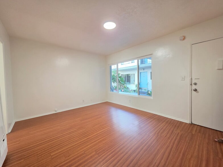 Primary Photo - 439 S Catalina St