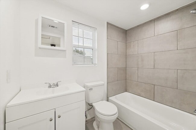 Building Photo - 711 E 32nd St