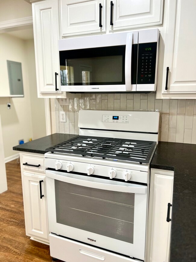 Building Photo - 527 N Avenue Y