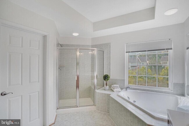 Building Photo - 4684 Carisbrooke Ln