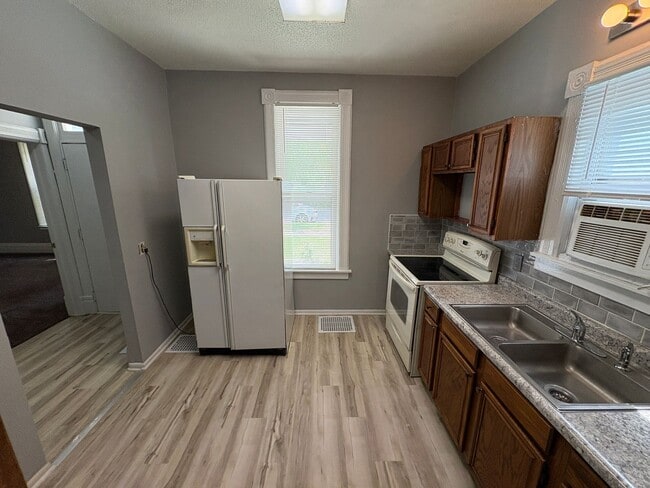 Building Photo - Charming 5-Bed Home Near Campus with Updat...