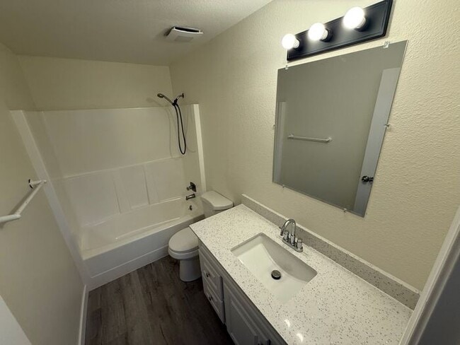 Building Photo - Wonderful 3 Bedroom Duplex in Puyallup!