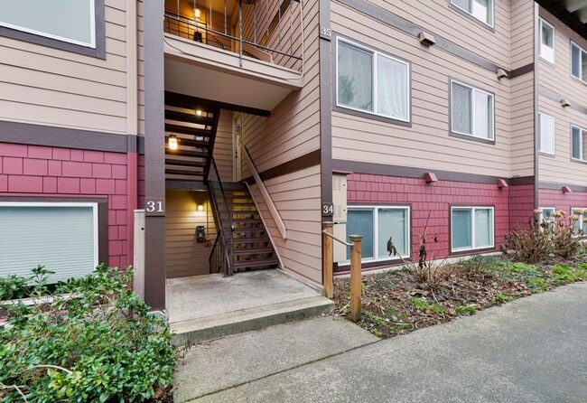 Building Photo - Beautifully Remodeled 2 Bedroom One Bath Condo Burien near Seattle