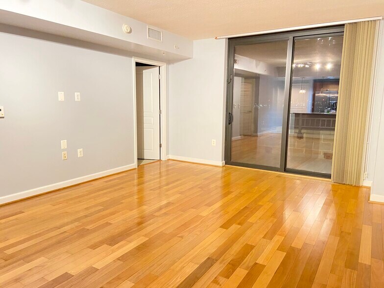 Building Photo - 2451 Midtown Ave