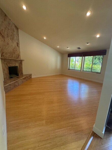 Building Photo - 4400 Portico Pl