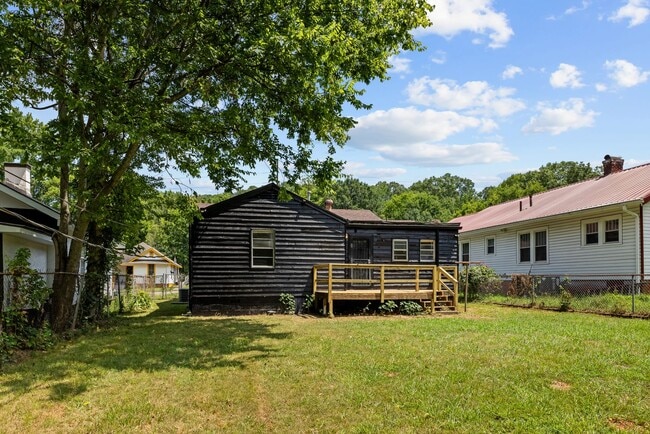 Building Photo - Charming 4 Bedroom 2 Bathroom Home