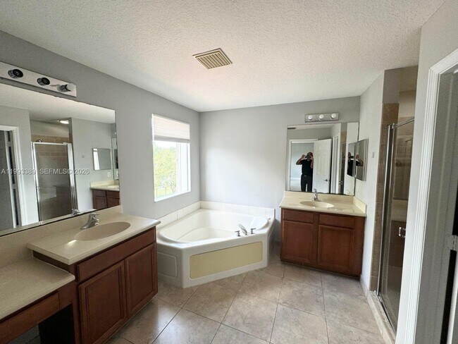 Building Photo - 4451 Seneca Ave