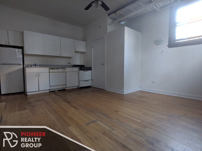 Building Photo - 822 W Waveland Ave