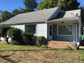 Building Photo - Adorable2 bedroom SE Portland home with 1/2 acre large backyard.