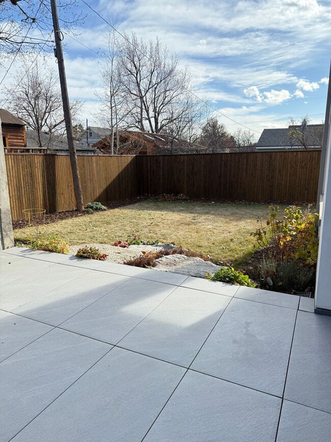 Building Photo - Silver Maple Stunning