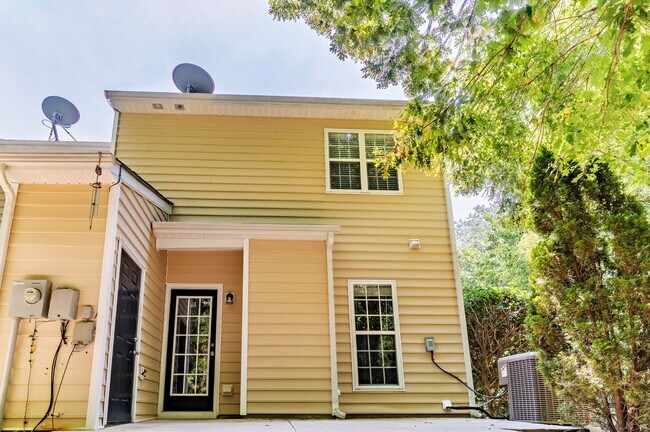 Building Photo - Move-In Ready End-Unit Townhome with Two Private Suites in the Heart of Rolesville!