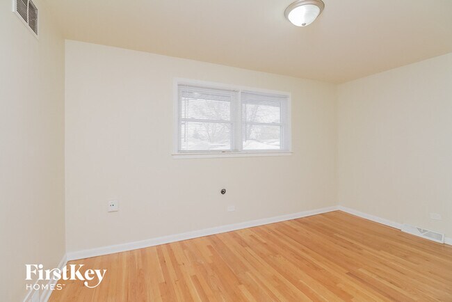 Building Photo - 15114 Oak St