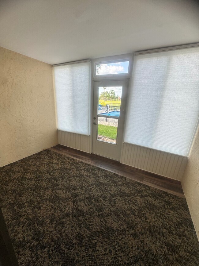 Building Photo - 3607 Edgewater Dr