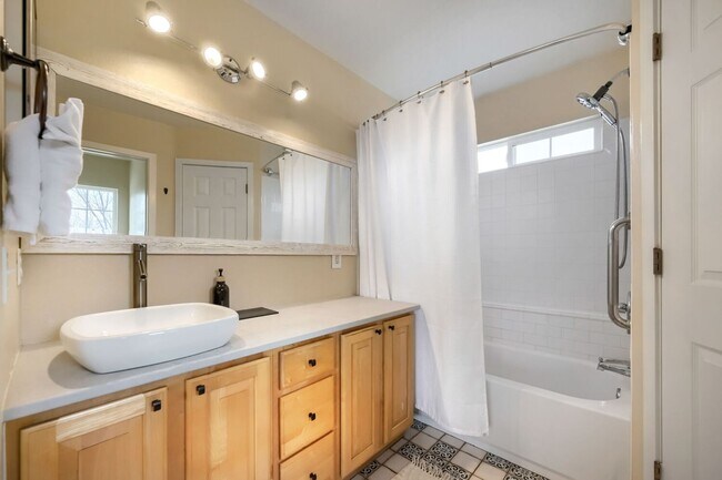 Building Photo - 2 BDR Gorgeous Updated Townhome with Huge Garden