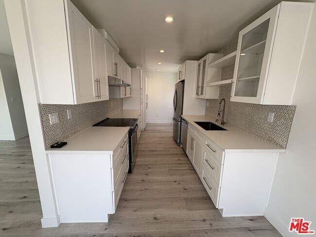 Building Photo - 605 San Vicente Blvd
