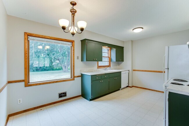 Building Photo - Updated 3 Bedroom Duplex in Battle Creek