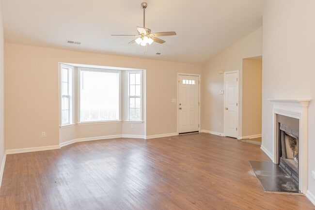 Building Photo - Beautiful 4 bed 2 bath home in Greensboro with fenced yard. Walk to coffee shop and restaurants.