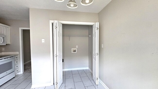 Building Photo - 340 Greendale Pl