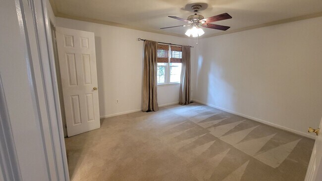 Building Photo - Beautiful 3 Bed, 3.5 Bath Brick Townhouse ...