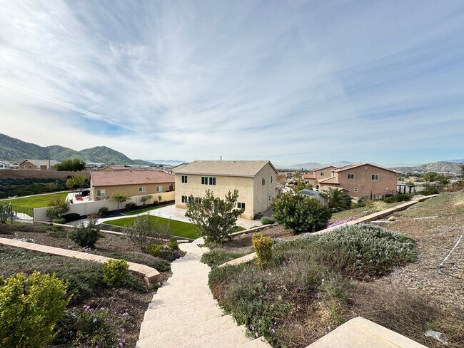 Building Photo - Beautiful 5Bd/3.5Ba Home in Cul-de-Sac in Riverside w/new Turf Back Yard and New Carpet!