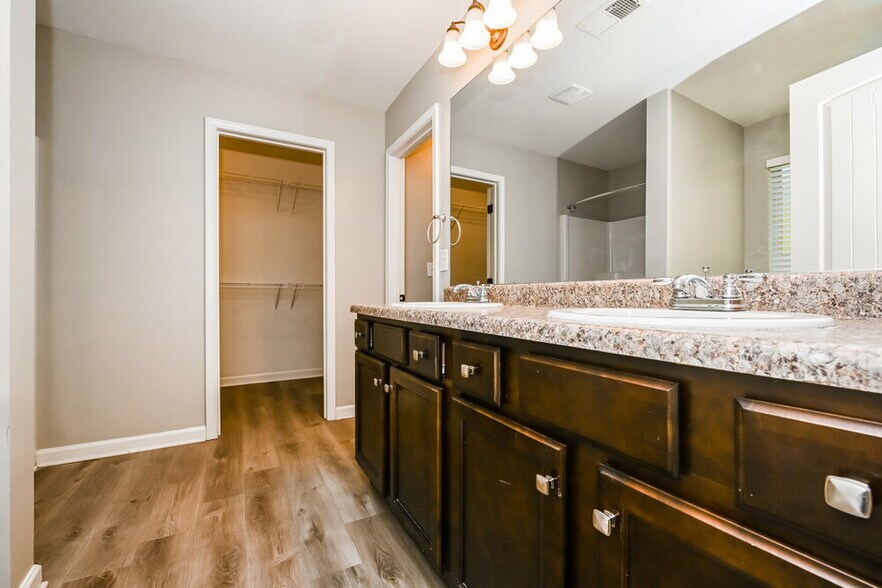 Building Photo - 221 Magnaview Dr