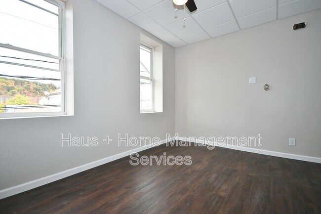 Building Photo - 933 4th Ave
