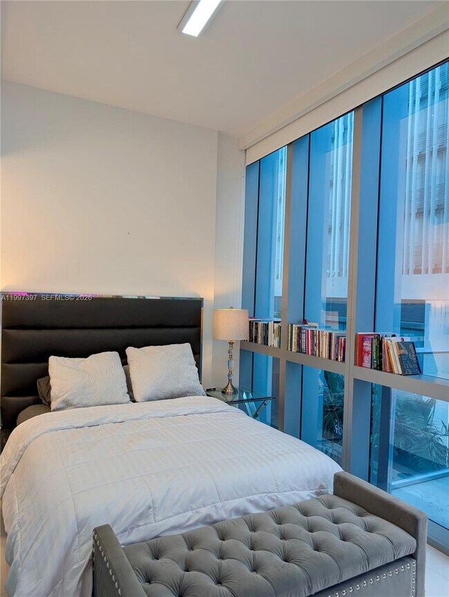 Building Photo - 851 NE 1st Ave