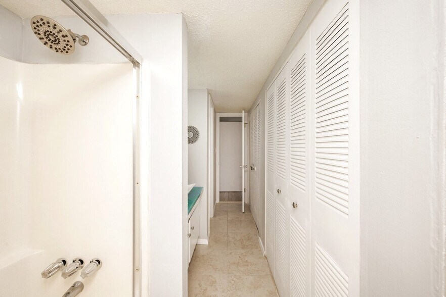 Building Photo - 4000 Gulf Terrace Dr