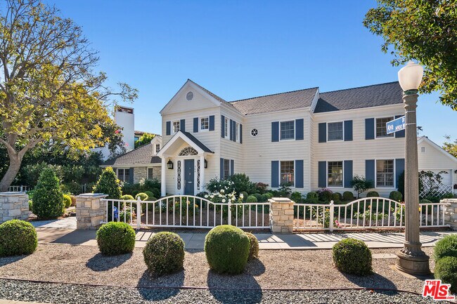 Building Photo - 360 Alma Real Dr