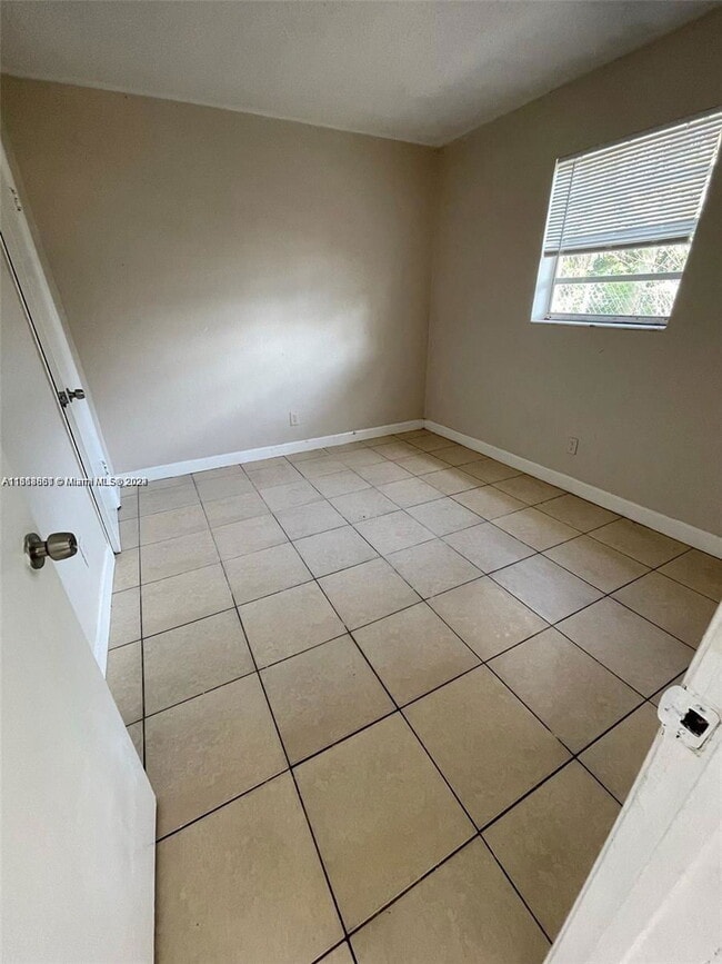 Building Photo - 534 NW 23rd Ave