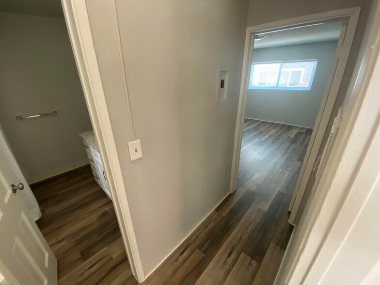 Hallway - 20336 Cohasset St