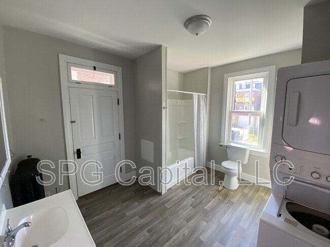 Building Photo - 824 W Princess St