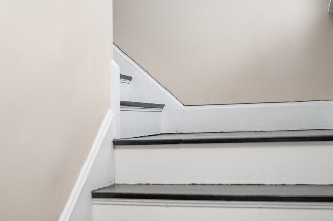 Building Photo - 215 E Mitchell Ave