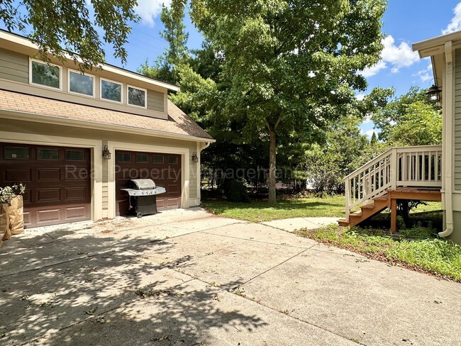 Building Photo - Craftsman Style, Modern Amenities Steps from Main St.