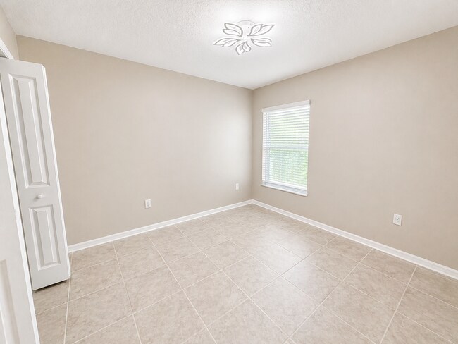 Building Photo - Charming 3-Bed Oasis with 2 Baths and 1,555 Sq Ft of Comfort in Haines City!