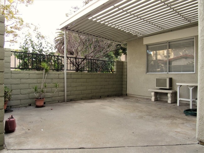 Building Photo - Beautiful 2 Bedroom Ground Floor Condo in Laguna Woods!